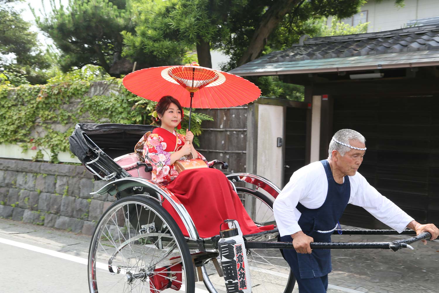 人力車で古都の街並みを背景に