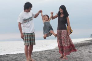 海岸で遊ぶご家族の日常も記念に