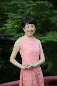 緑を背景にポーズを決めて