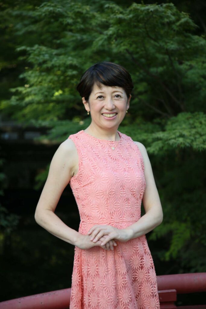 緑を背景にポーズを決めて