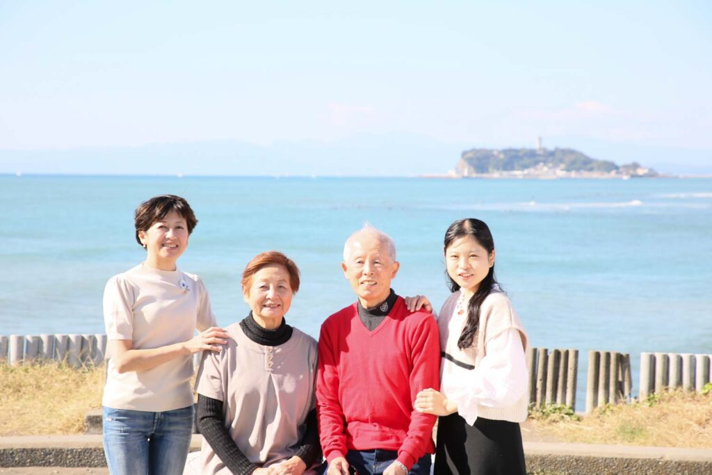 江ノ島を背景にご家族の記念写真