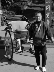 有風亭公式サイトより 北鎌倉円覚寺前にて、青木さんと人力車