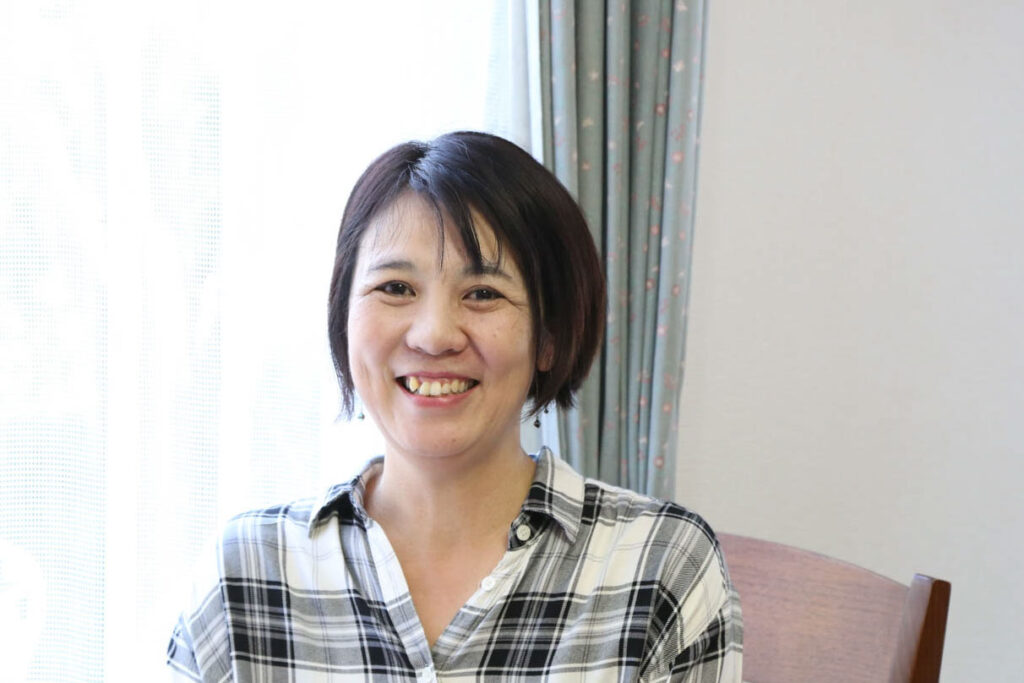 はにかんだ笑顔もあなたらしい