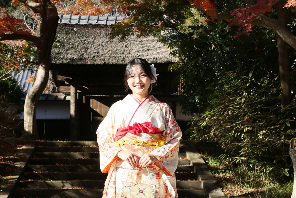 趣のある山門にて